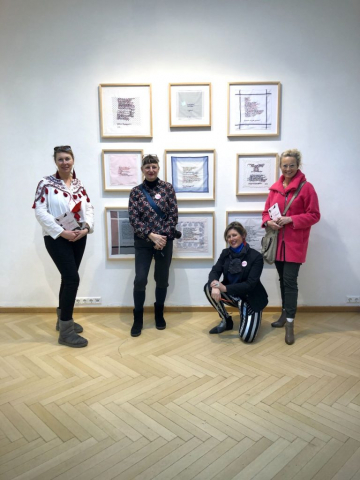 von links: Irene, Sabine Groschup – unsere Patenkünstlerin, Ina Loitzl – Kuratorin der Ausstellung, Marion.