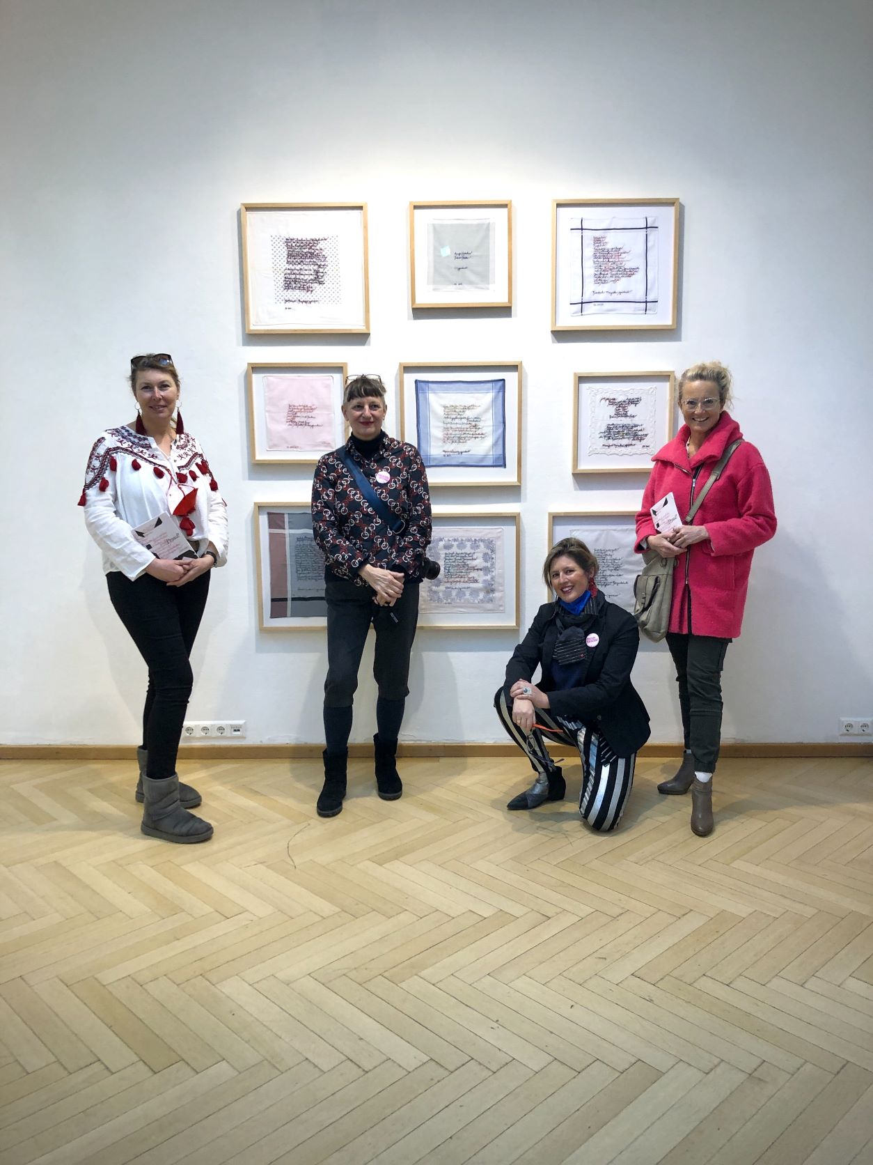 von links: Irene, Sabine Groschup – unsere Patenkünstlerin, Ina Loitzl – Kuratorin der Ausstellung, Marion.